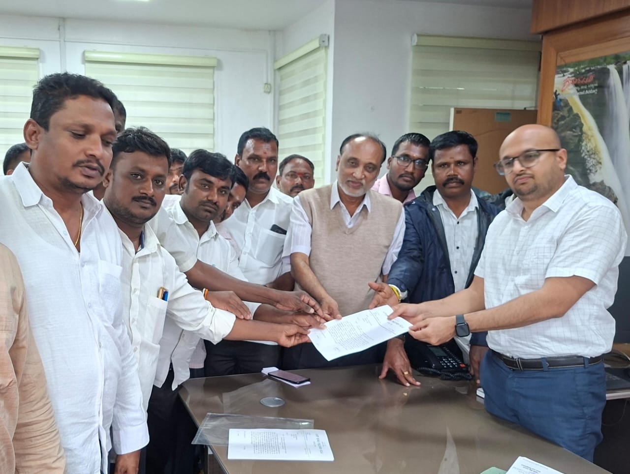 ಬಗರ್ ಹುಕುಂ ಸಾಗುವಳಿದಾರರಿಗೆ ಭೂಮಿ ಮಂಜೂರು ಮಾಡಲು ಜಿಲ್ಲಾಧಿಕಾರಿಗೆ ಮನವಿ