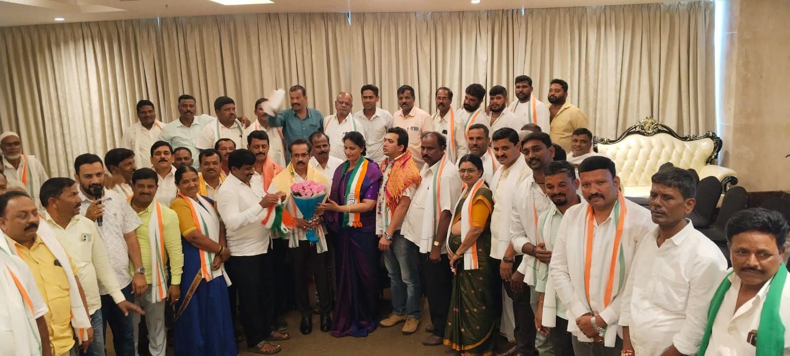 ಕೆಪಿಸಿಸಿ ಪ್ರಧಾನ ಕಾರ್ಯದರ್ಶಿ ಶಿಕಾರಿಪುರ ಮಹಿಳಾ ಘಟಕದ ಅಧ್ಯಕ್ಷೆ ಪುಷ್ಪಾ ಶಿವಕುಮಾರ್ ಅವರ ನೇತೃತ್ವದಲ್ಲಿ ಶಿಕಾರಿಪುರದ ಬಿಜೆಪಿ, ಜೆಡಿಎಸ್ ಪಕ್ಷದ ಹಲವು ನಾಯಕರು ಕಾಂಗ್ರೆಸ್ ಪಕ್ಷಕ್ಕೆ ಸೇರ್ಪಡೆ 