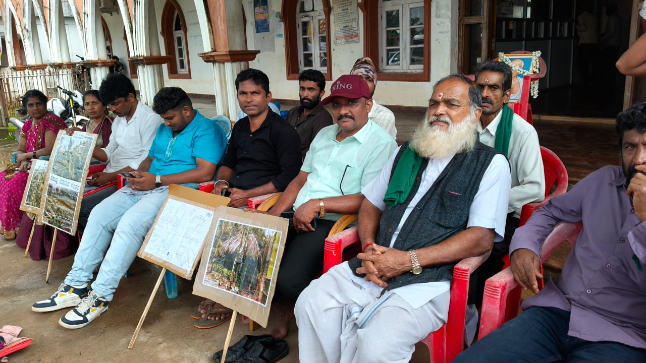ಹೊಸನಗರ ತಹಶೀಲ್ದಾರ್ ವಿರುದ್ಧ ಪೊಲೀಸರಿಗೆ ದೂರು  ರೈತ ಕುಟುಂಬದಿಂದ ತಹಸಿಲ್ದಾರ್ ಕಚೇರಿ ಮುಂದೆ ಉಪವಾಸ ಸತ್ಯಾಗ್ರಹ. 